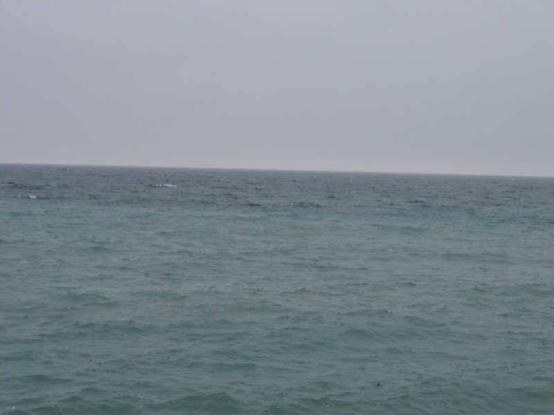 Море у Scarborough Bluffs в пасмурный день