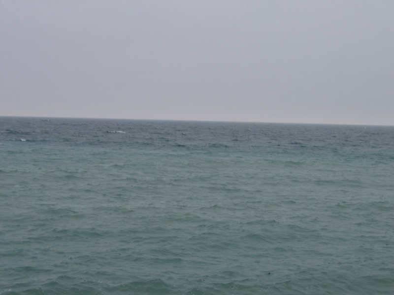 Море у Scarborough Bluffs в пасмурный день