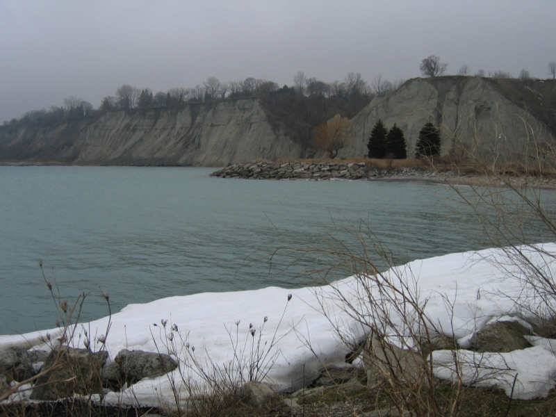 Scarborough Bluffs, Канада: ледяные остатки у подножия обрывов