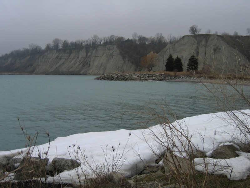 Scarborough Bluffs, Канада: ледяные остатки у подножия обрывов