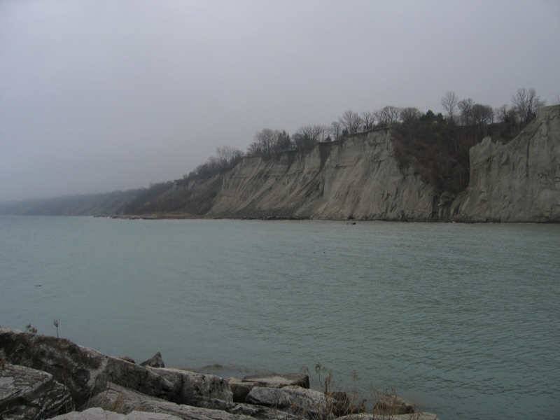 Scarborough Bluffs, Канада: скалистый берег над водой в пасмурный день