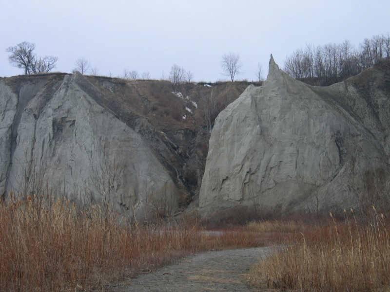 Scarborough Bluffs: серые скалы и осенняя тропа у воды