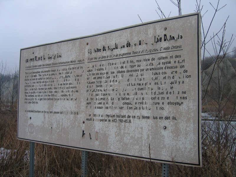 Scarborough Bluffs: старая табличка с названием «Terra Nova» и остатками бетонной конструкции