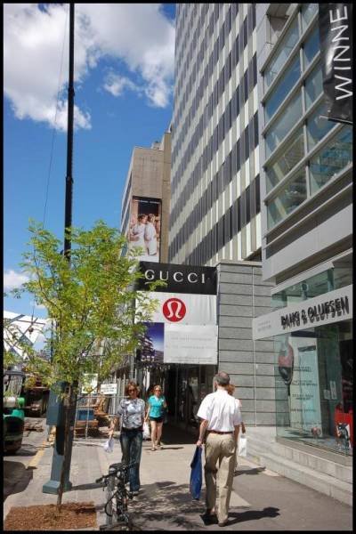 Торонто, 22 июля 2007: улица с Gucci и Lululemon у здания Winne