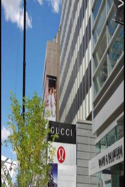 Торонто, 22 июля 2007: улица с Gucci и Lululemon у здания Winne