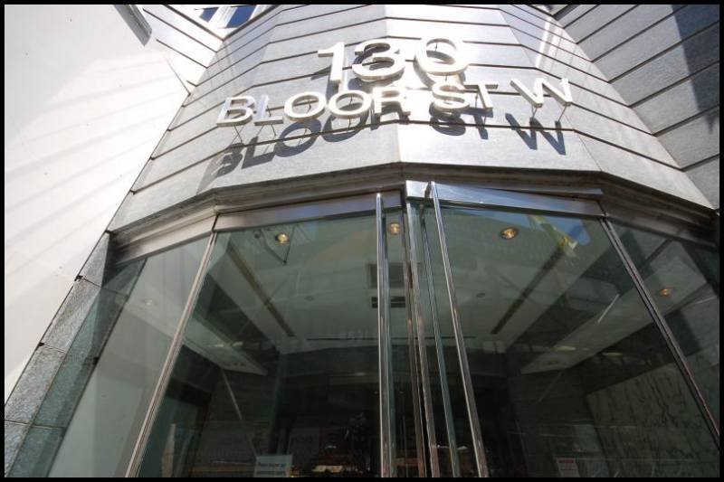 130 Bloor St W, Торонто, 22 июля 2007 — угловой фасад с гранитной облицовкой и стеклянными дверями