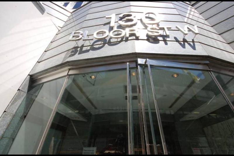 130 Bloor St W, Торонто, 22 июля 2007 — угловой фасад с гранитной облицовкой и стеклянными дверями