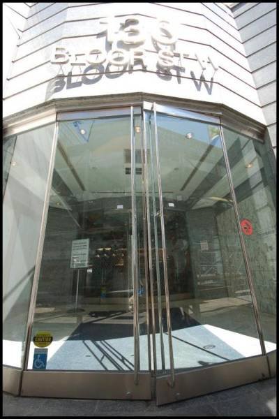 Вход в здание с надписью «130 Bloor St W»