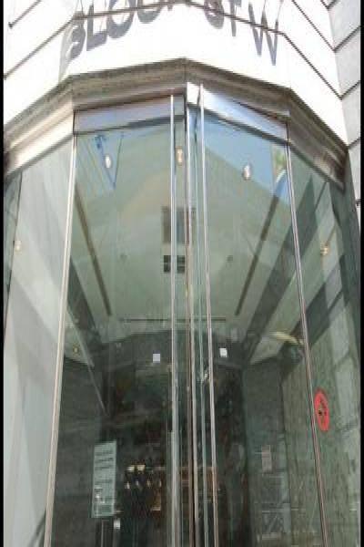 Вход в здание с надписью «130 Bloor St W»