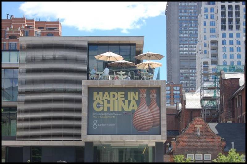 Торонто, 22 июля 2007: вывеска «Made in China» на здании Сандерс Мьюзим
