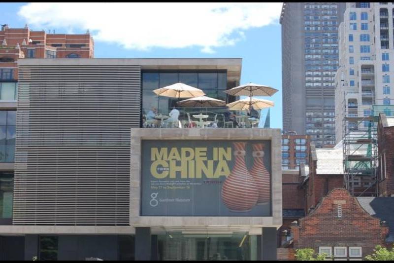 Торонто, 22 июля 2007: вывеска «Made in China» на здании Сандерс Мьюзим
