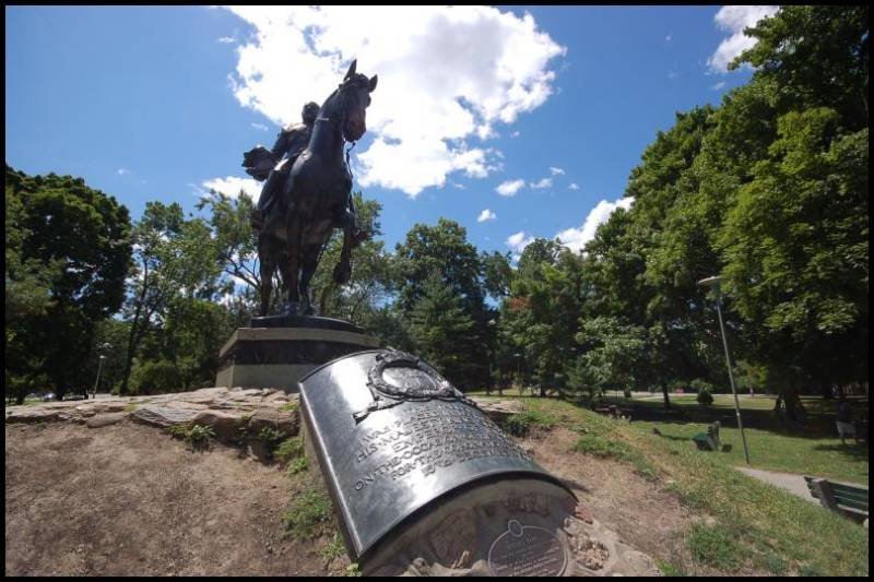 Памятник генералу Хэмилтону в парке Торонто, 22 июля 2007