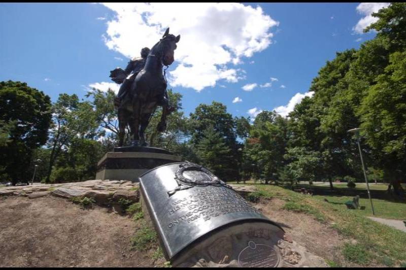 Памятник генералу Хэмилтону в парке Торонто, 22 июля 2007