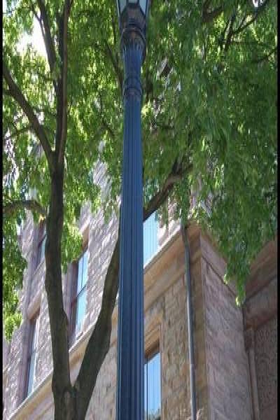 Уличный фонарь у каменного здания в Торонто, 22 июля 2007