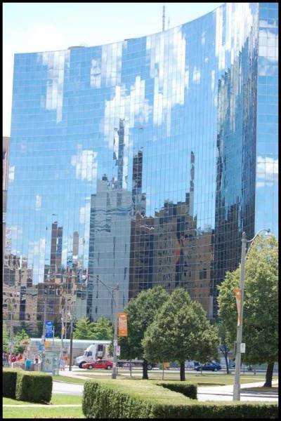 Торонто, 22 июля 2007: стеклянный небоскрёб отражает небо и город