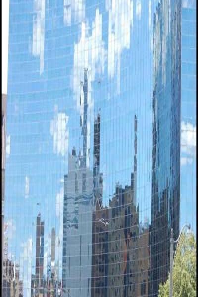 Торонто, 22 июля 2007: стеклянный небоскрёб отражает небо и город