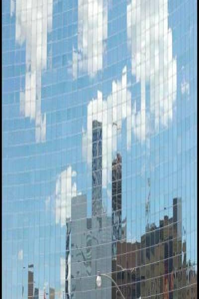 Торонто, 22 июля 2007: стеклянный фасад отражает небо и башни