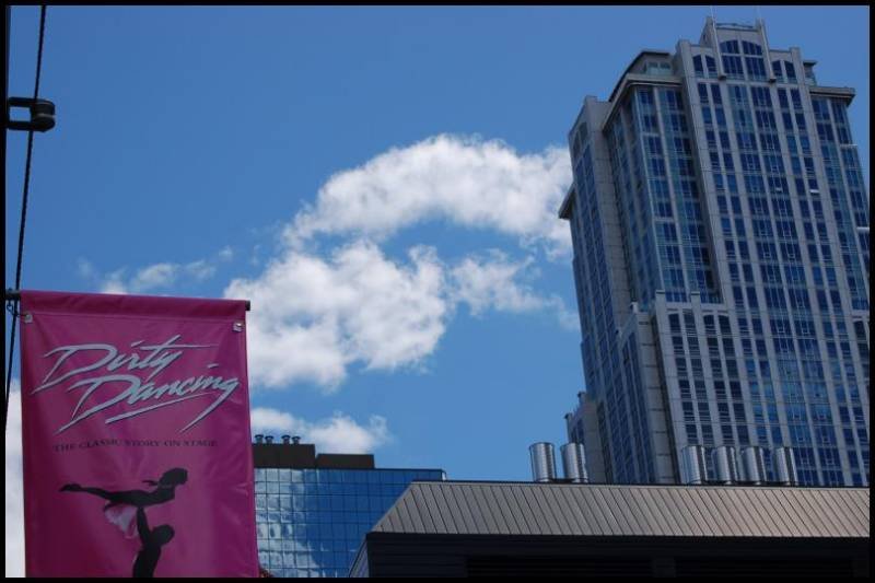 Торонто, 22 июля 2007: баннер «Dirty Dancing» у подножия современного небоскрёба