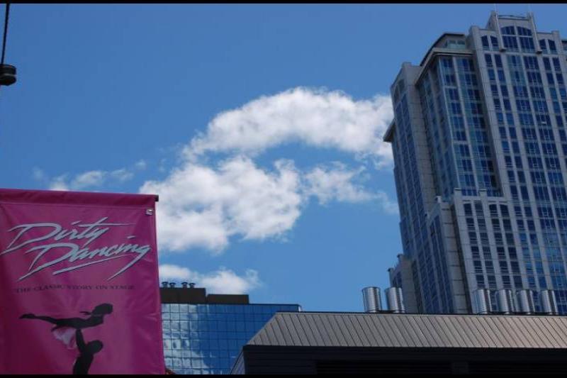 Торонто, 22 июля 2007: баннер «Dirty Dancing» у подножия современного небоскрёба
