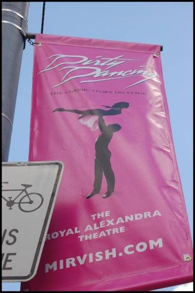 Плакат «Dirty Dancing» у театра в Торонто, 22 июля 2007