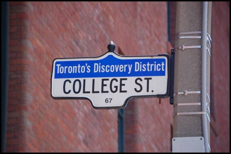 College St. в Торонто, 22 июля 2007: вывеска «Toronto’s Discovery District»