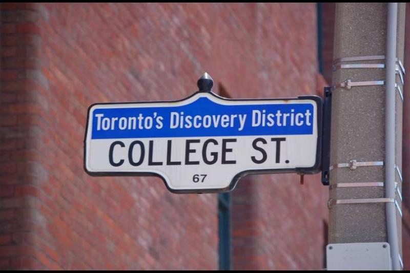 College St. в Торонто, 22 июля 2007: вывеска «Toronto’s Discovery District»