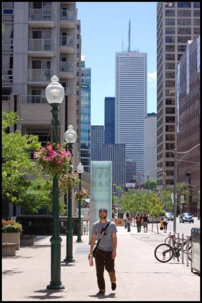 Торонто, 22 июля 2007: улица с фонарями и высоткой Bank of Montreal