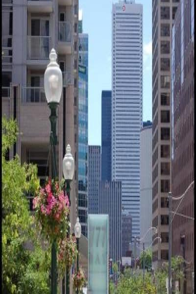 Торонто, 22 июля 2007: улица с фонарями и высоткой Bank of Montreal
