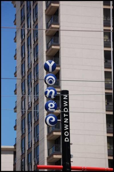 Yonge-Downtown, Торонто, 22 июля 2007: вертикальная вывеска с логотипами и надписью «DOWNTOWN»