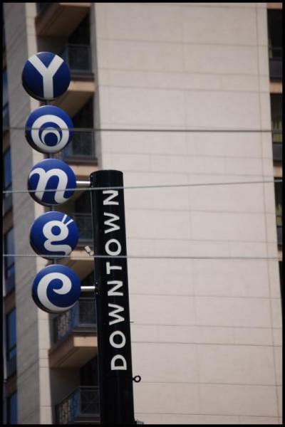 Торонто, 22 июля 2007: вывеска «Yonge Downtown» на фоне современной застройки