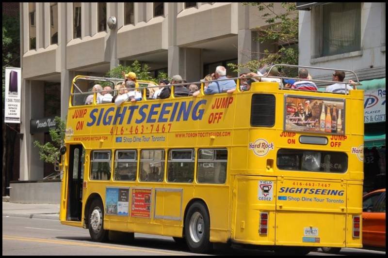 Торонто, 22 июля 2007: жёлтый двухъярусный автобус Sightseeing на улице