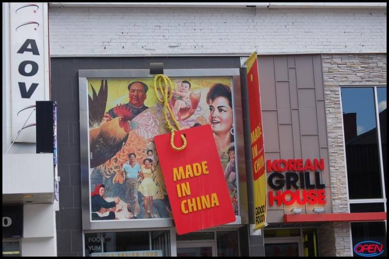 Торонто, 22 июля 2007: вывеска «Korean Grill House» и плакат с курицей и Мэн Цзэдуном
