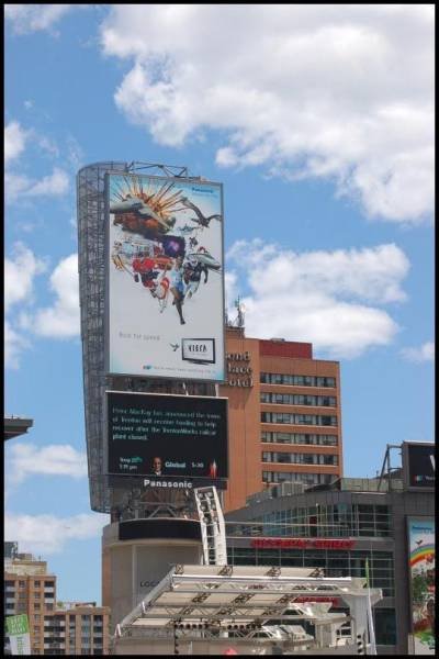 Торонто, 22 июля 2007: гигантский рекламный щит над зданием Pan Am Building