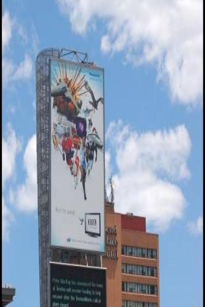 Торонто, 22 июля 2007: гигантский рекламный щит над зданием Pan Am Building