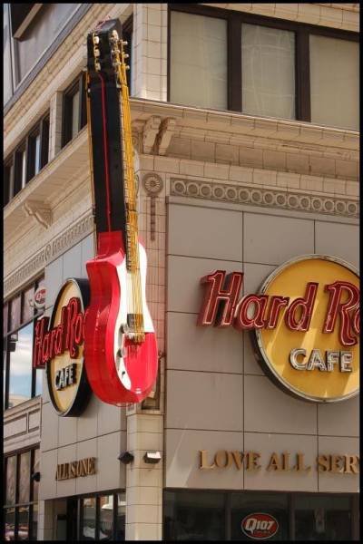 Торонто, 22 июля 2007: красная гитара над входом в Hard Rock Cafe