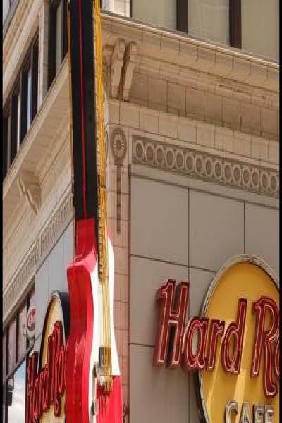 Торонто, 22 июля 2007: красная гитара над входом в Hard Rock Cafe