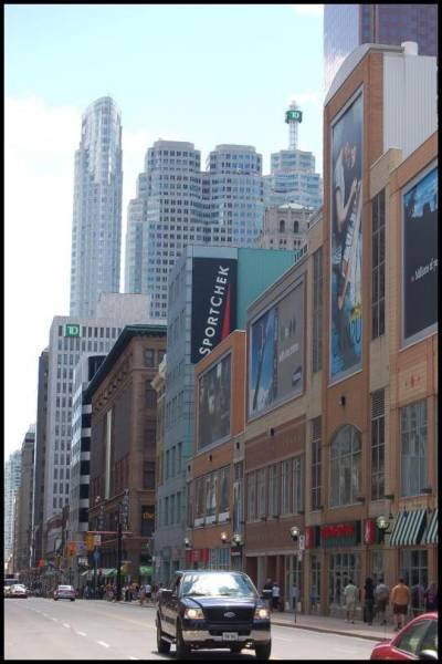 Торонто, улица с высотными небоскребами и вывеской Sport Chek, 22 июля 2007