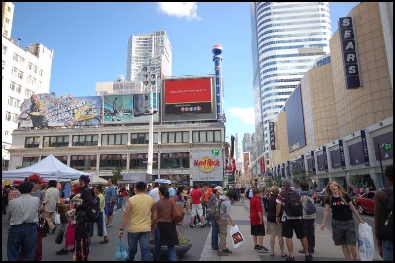 Торонто, 22 июля 2007: оживлённая улица рядом с Hard Rock Café и Sears
