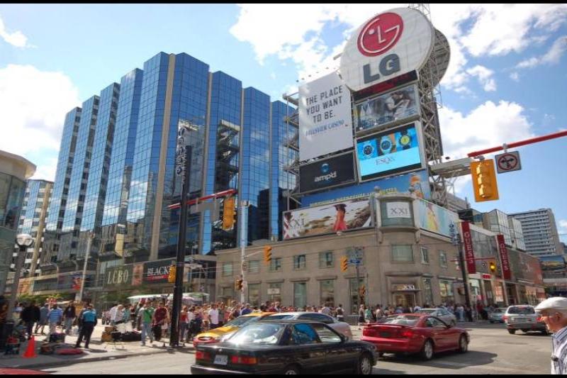 Торонто, 22 июля 2007: улица с рекламой LG и «The Place You Want to Be»