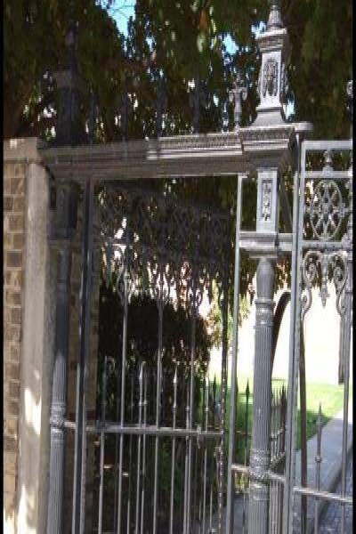 Ворота в парке Торонто, 22 июля 2007: чугунные столбы и резные перила