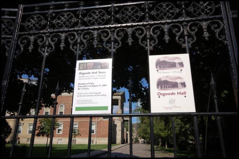 Osgoode Hall в Торонто, 22 июля 2007: кованые ворота и таблички о турах