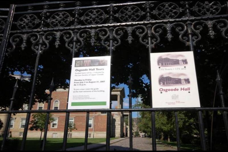 Osgoode Hall в Торонто, 22 июля 2007: кованые ворота и таблички о турах
