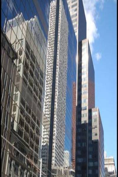 Торонто, 22 июля 2007: стеклянные небоскрёбы и трамвайные рельсы в солнечный день