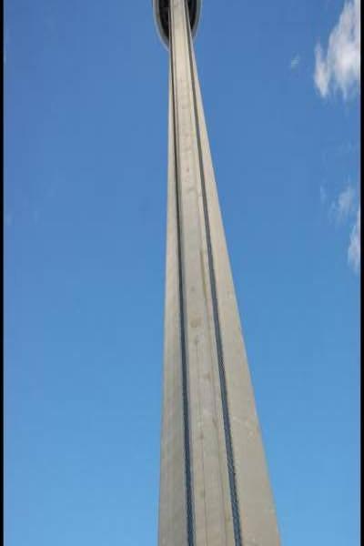 Торонто, 22 июля 2007: CN Tower в ясный день