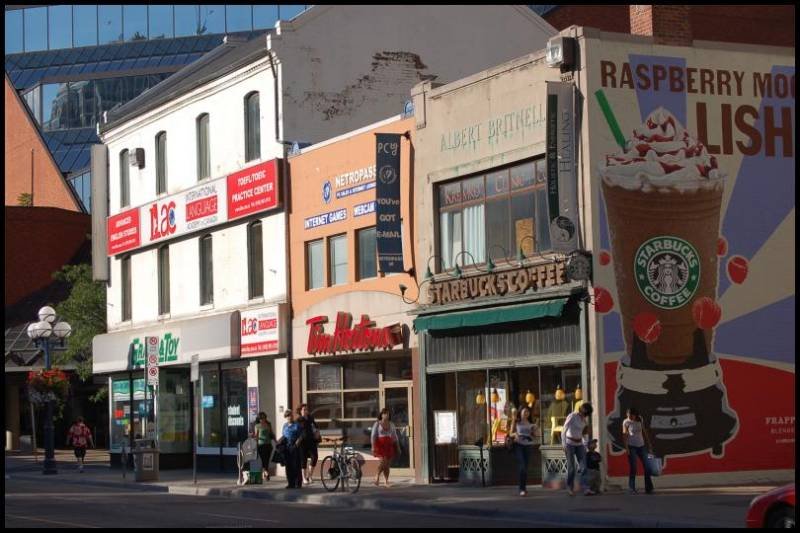 Торонто, 22 июля 2007: улица с Tim Hortons и Starbucks на углу