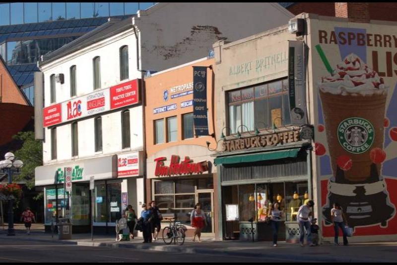 Торонто, 22 июля 2007: улица с Tim Hortons и Starbucks на углу
