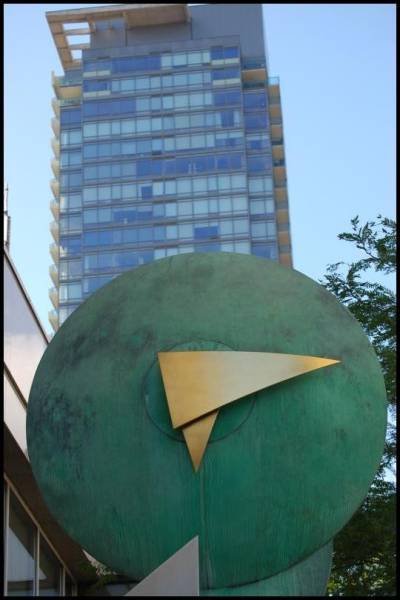 Солнечные часы у высотки в Торонто, 22 июля 2007