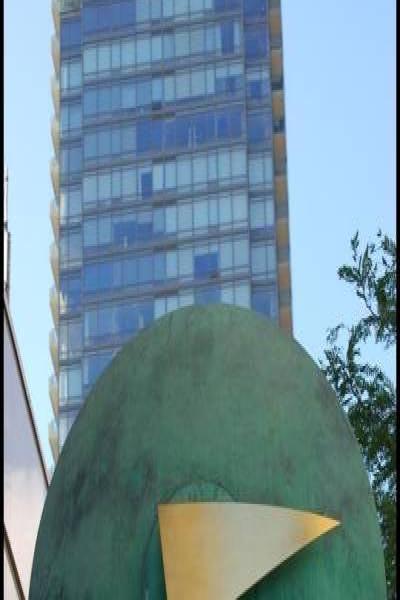 Солнечные часы у высотки в Торонто, 22 июля 2007