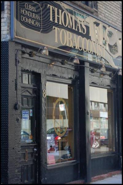 Торонто, 22 июля 2007: магазин Thomas W. Tobacconist на улице с чёрной кирпичной фасадом