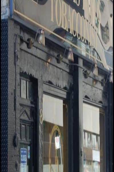 Торонто, 22 июля 2007: магазин Thomas W. Tobacconist на улице с чёрной кирпичной фасадом